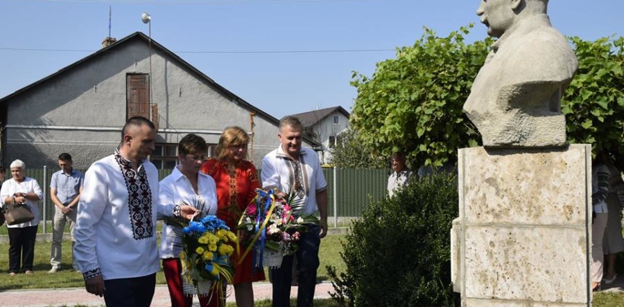 Покладання квітів О.Маковею