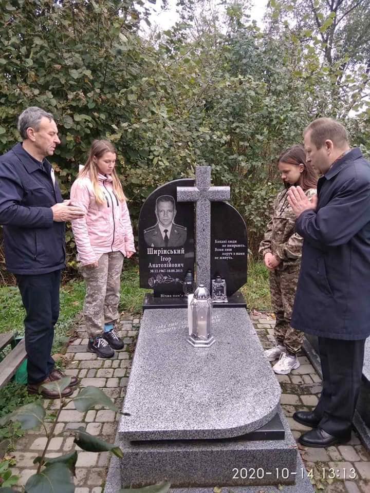 На Яворівщини запалили лампадки на могилах Героїв