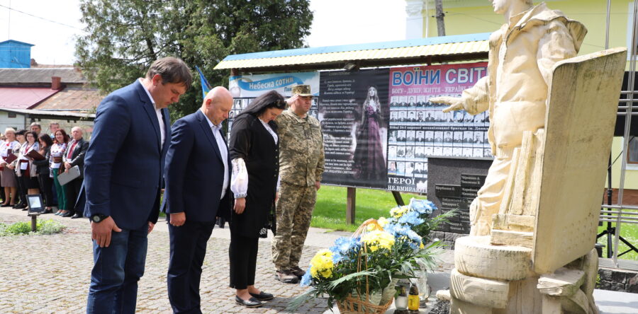 Біля пам’ятника Героям Небесної Сотні та загиблих в АТО міста Яворова вшанували пам’яті Героїв України
