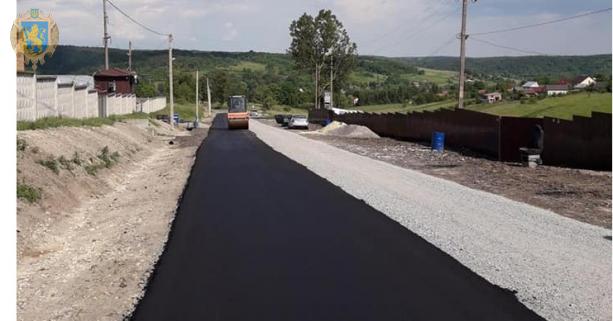 Дорожники ремонтують автошлях Красів – Поляна