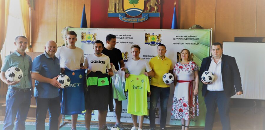 Гравцям ФСК “Яворів вручили нову форму”