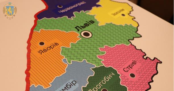 В Українському товаристві сліпих з’явились дві мапи Львівщини зі спеціальним шрифтом Брайля