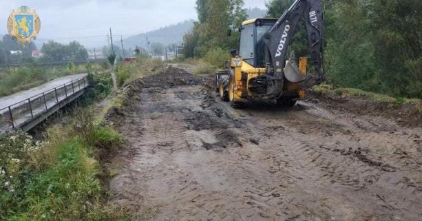 На дорозі Мшанець – Стрілки розпочали ремонтувати міст, який зруйнувала повінь