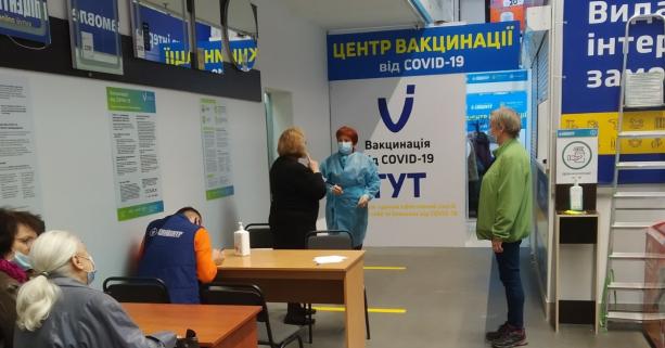 Новий центр вакцинації відкрили у «Епіцентрі» в Сокільниках