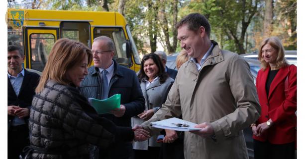 12 автобусів «Школярик» передали відділам освіти громад Львівщини