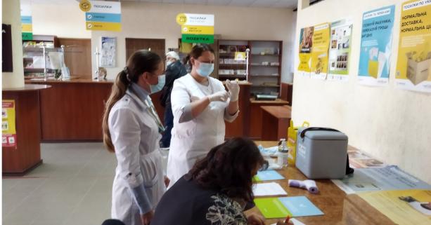 У відділеннях «Укрпошти» на Львівщині відкрили центри вакцинації для пенсіонерів