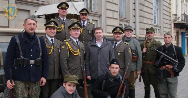 Біля Львівської ОДА можна оглянути відтворені спорядження та військову техніку вояків УПА