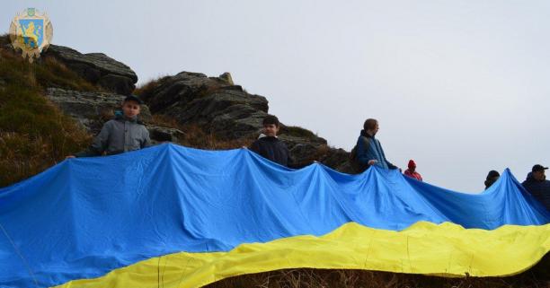 Понад 200 мешканців Львівщини взяли участь у сходженні на гору Пікуй до Дня захисників та захисниць України