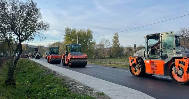 Дорожники асфальтують ділянку в межах села Топільниця
