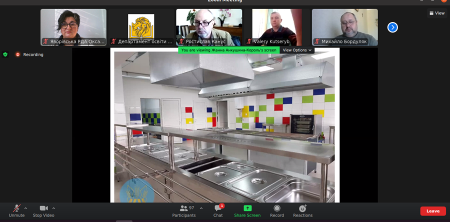 Із січня 2022 року усі заклади загальної середньої освіти мусять перейти на нові норми харчування, затверджені Кабінетом Міністрів України.