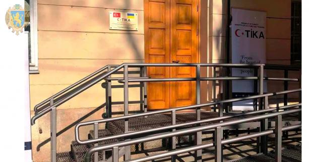 У Національному театрі імені Марії Заньковецької облаштували вхід з пандусом для осіб з інвалідністю