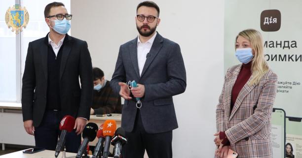 На Львівщині відкрили перші пункти Команди підтримки Дії для допомоги мешканцям з COVID-сертифікатами