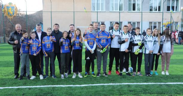 У Старосамбірській громаді відкрили два сучасні спортивні майданчики