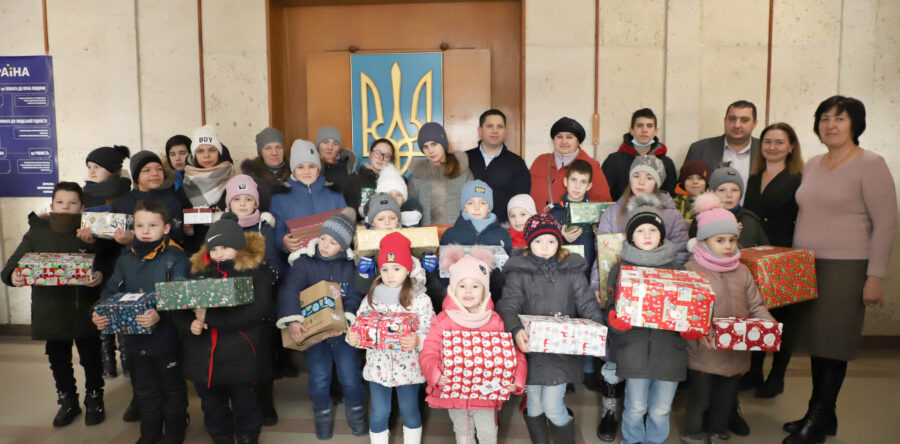 «Різдвяний Конвой»: дітям Яворівського району продовжують дарувати святкові дарунки