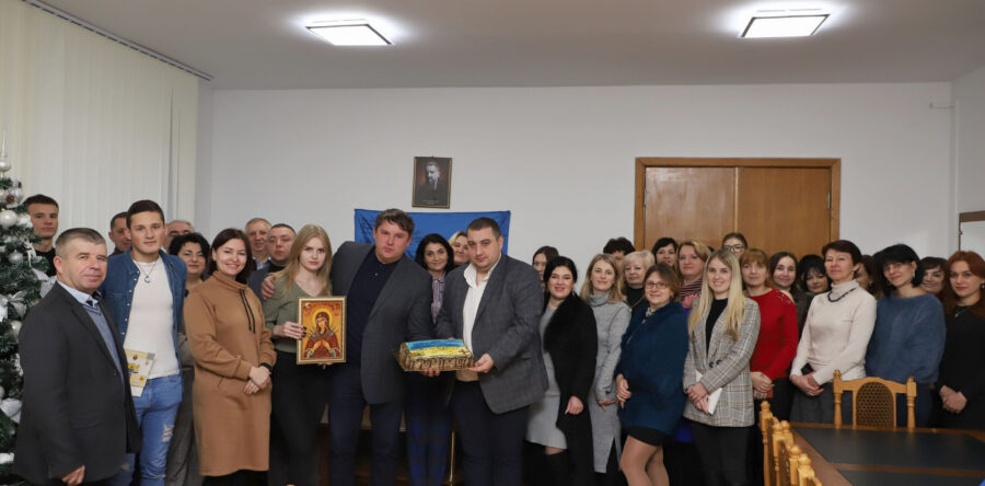 Колектив райдержадміністрації привітав Ярослава Коминського з Днем Волонтера