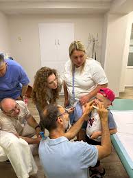 У «Охматдиті» стартувала французька медична місія: консультує провідний щелепно-лицевий хірург Пʼєр Корре