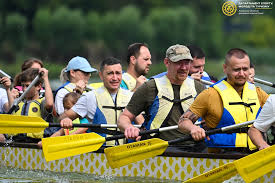 «Терапія мандрами»: захисники та їхні рідні веслували на озері Наварія