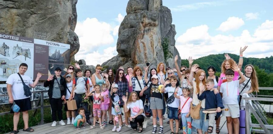 Рідні військовослужбовців Львівщини вирушили у подорож до середньовіччя в межах проєкту «Терапія мандрами».