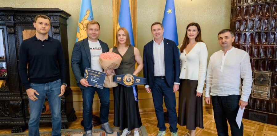 Максим Козицький відзначив чемпіонку світу з вільної боротьби Аллу Белінську та її тренера