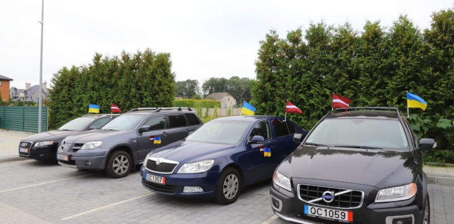Латвійський фонд «Підприємці за мир» передав 32 автомобілі для українських захисників
