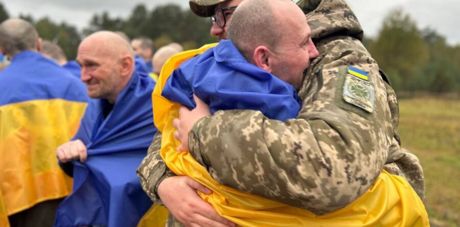Ще 185 українських захисників та цивільних повернули із російського полону