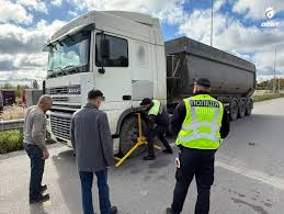 На Львівщині перевірили дотримання перевізниками габаритно-вагових норм: результати