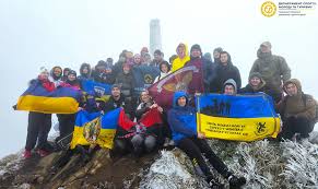 Ветерани на протезах піднялися на найвищу вершину Львівщини — гору Пікуй 