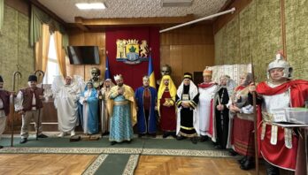 До Яворівської районної державної адміністрації завітав різдвяний вертеп із села Бердихів.