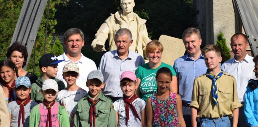 Керівники району провели пластунів Яворівщини у похід на вершину гори “Парашка”