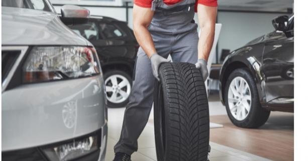 Школярів навчали міняти колеса в авто під час Дня відкритих дверей