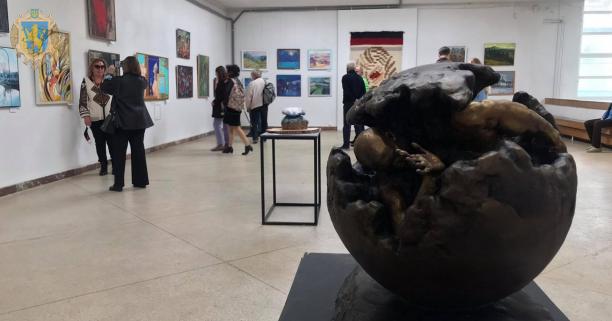 «Весняний салон – 2021»: понад 100 робіт українських митців презентували у Львівському палаці мистецтв