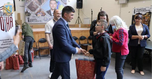 Дітям загиблих учасників ООС вручили подарунки
