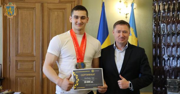 Максим Козицький привітав важкоатлета Богдана Гозу з успішним виступом на чемпіонаті світу