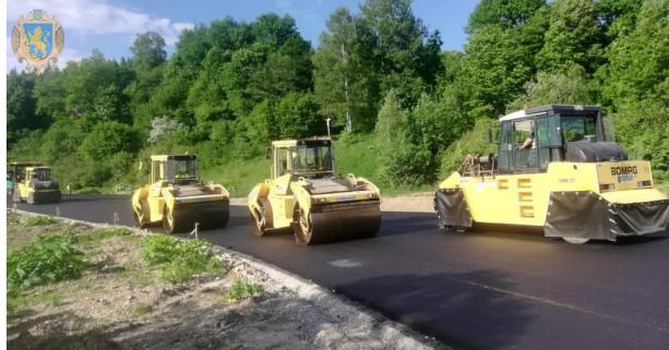 На автомобільній дорозі “Турка-Cхідниця” облаштовують асфальтобетонне покриття