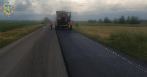 Дорожники завершують ремонт автошляху між населеними пунктами Шишаки та Великі Мости