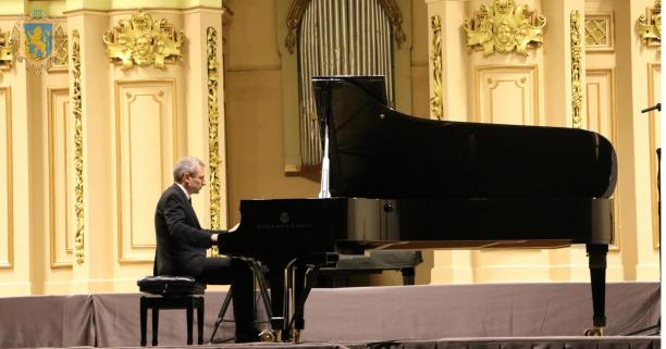 З нагоди фестивалю «Французька весна 2021» у Львівській філармонії відбувся концерт французького піаніста Максима Зеккіні
