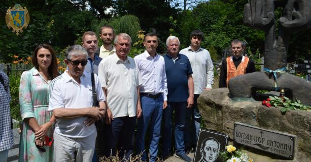 На Янівському кладовищі вшанували 84-ті роковини від дня смерті поета Богдана-Ігоря Антонича