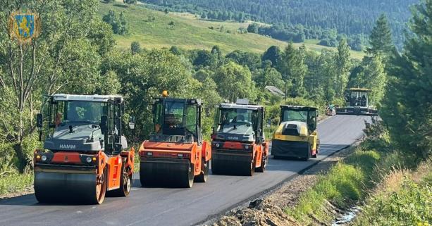 На дорозі Стрілки-Новий Кропивник біля с. Тур’є розпочали влаштування верхнього шару покриття
