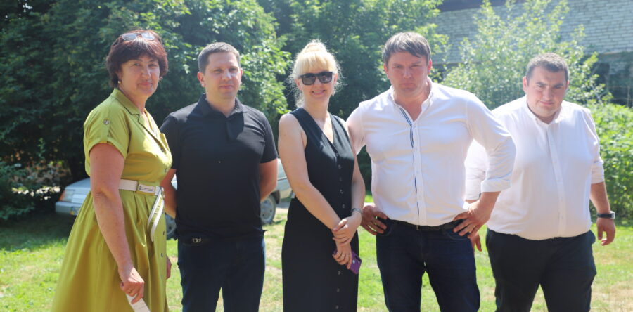 Волонтери “Центр допомоги сім’ям учасників АТО” передали гуманітарну допомогу для мешканців району