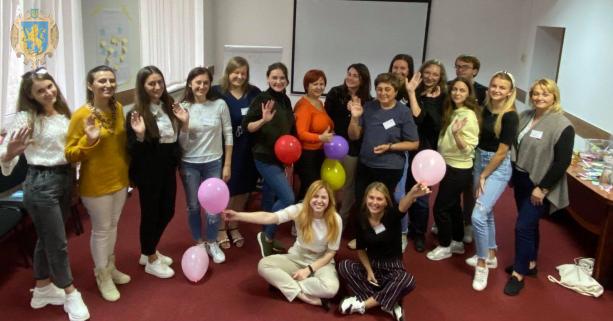 Як працювати та комунікувати з молоддю: для вчителів Львівщини провели виїзний семінар