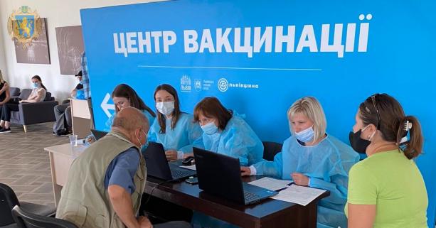 Для вакцинації від COVID-19 мешканці Львівщини найчастіше обирають вакцини «Pfizer» та «Coronavac»