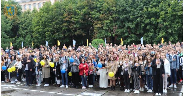 Національний лісотехнічний університет України у Львові зібрав на своїй площі сотні студентів першокурсників