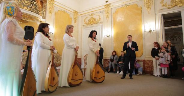 Максим Козицький привітав тріо бандуристок «Червона калина» з нагоди 40-річчя від дня заснування
