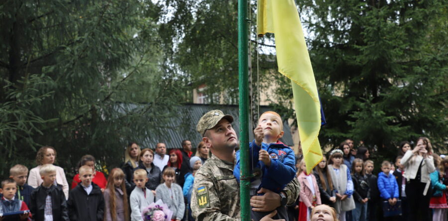 СИН ЗАГИБЛОГО УЧАСНИКА АТО ВАДИМ КАРАБІН РОЗПОЧАВ НОВИЙ НАВЧАЛЬНИЙ РІК З УРОЧИСТОГО ПІДНЯТТЯ ПРАПОРА