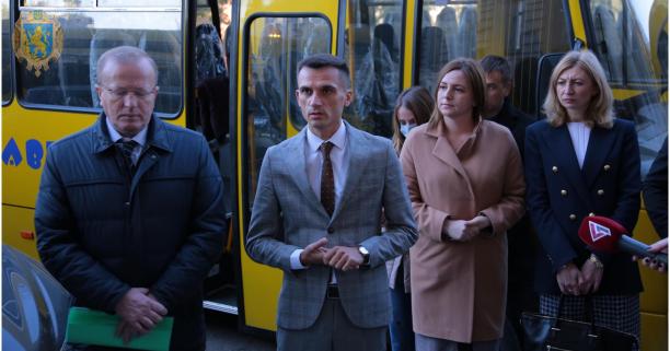 Ще 11 автобусів «Школярик» передали відділам освіти громад Львівщини