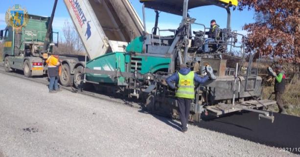 Дорожники асфальтують ділянку Дрогобич-Довголука на Стрийщині