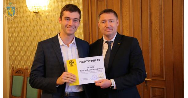 Максим Козицький вручив сертифікати стажерам, які успішно завершили стажування