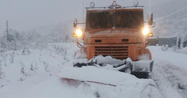 Для очищення доріг Львівщини від снігу задіяли 158 одиниць техніки