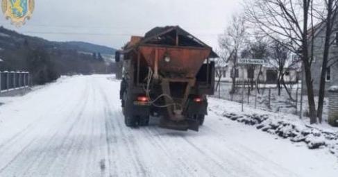 Місцеві дороги на Львівщині очищають понад 150 одиниць техніки