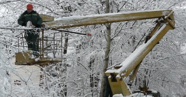 На Львівщині відновлюють електропостачання у знеструмлених внаслідок негоди населених пунктах